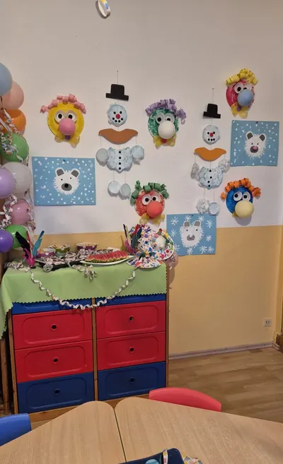 Selbst gebastelte Clowns, Schneemänner und Eisbären der Tageskinder, darunter ein Faschingsbuffet