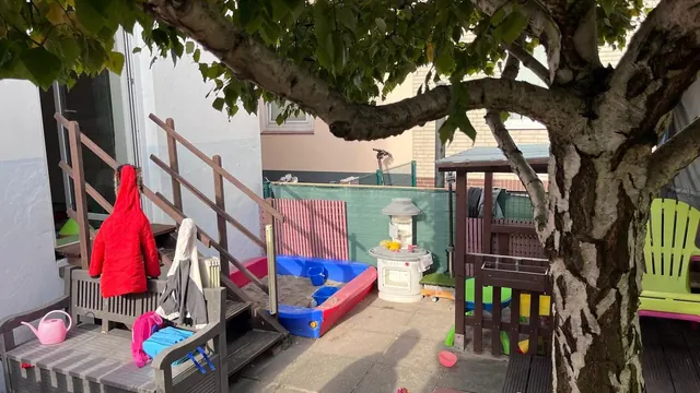 Terrasse mit Sandkasten, Spielküche und Kindermöbeln – Kindertagespflege KrabbelMäuse Lübeck