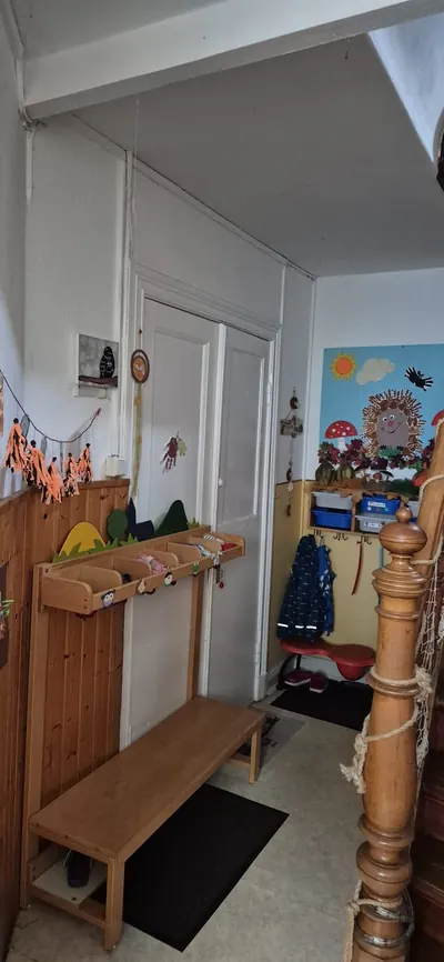 Garderobe mit Kinderbank, Fächern und herbstlicher Igel-Bastelwand