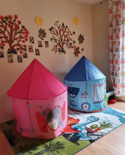 Kuschelecke mit zwei Spielzelten und herbstlicher Wanddeko